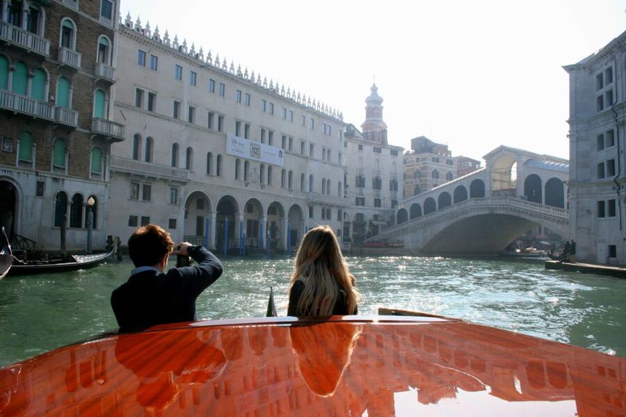 1-Hour Motor Boat Ride on Grand Canal - What happens on the water, step by step