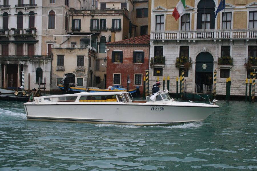 1-Hour Motor Boat Ride on Grand Canal - Palaces, bridges, and the view tricks you’ll notice from the boat