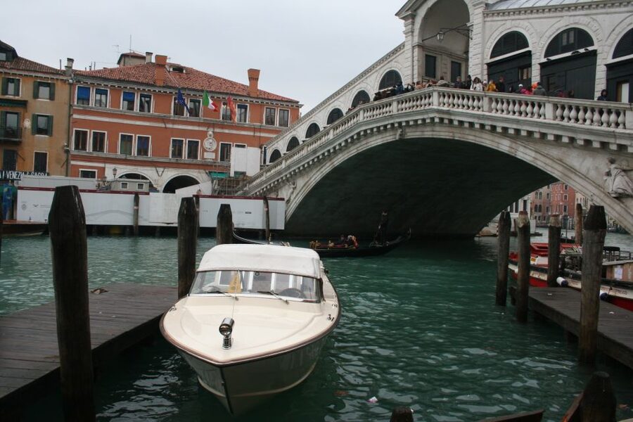 1-Hour Motor Boat Ride on Grand Canal - What is included, and what you should not expect