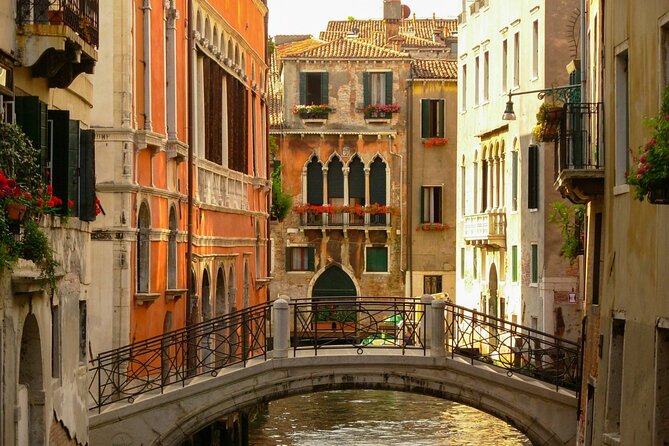 2 Days in Venice: Basilica, Doge’s, Islands & Gondola Ride - Gondola Gallery VR on Day 1: Venice told through craft and time