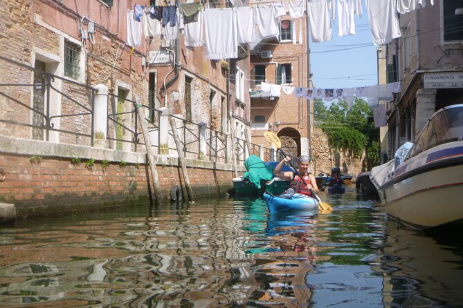 2 Hour Venice Canal Kayak Tour - Premium experience by day - Canals, Gondolas, and Boat Traffic: What It Feels Like and How You Stay Safe