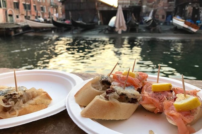 A Venetian Evening: Wine Tasting and Cicchetti with a Local Guide - Dorsoduro time: the off-tourist walk where the night starts