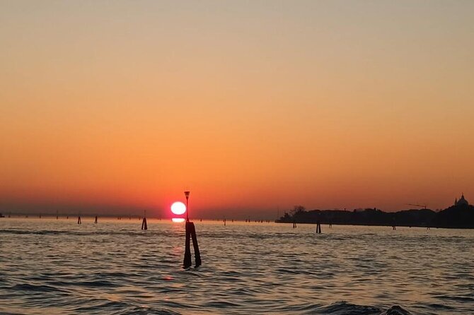 Aperitif at sunset in the Venice lagoon on a private boat. - The Ghebo sunset stop: aperitif timing, photos, and what to expect