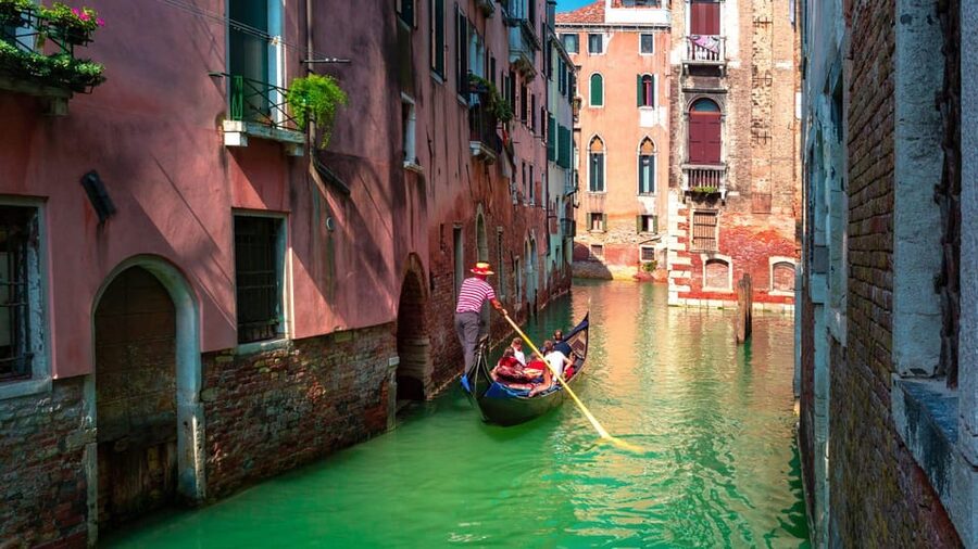 Best of Venice: Private Walking Tour with a Local - Hidden treasures and palace facades you can actually spot