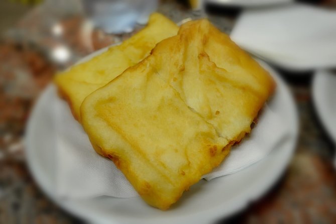 Brunetti's Venice: A Culinary Journey Through Leon's Mysteries - Stop 3 crossing Rialto Market for fried fish and Prosecco