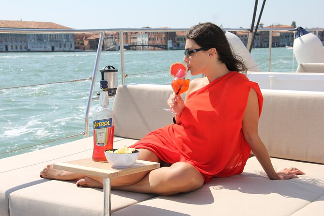 Catamaran Spritz Tour - Cruising along Lido for photos, sun, and a slower rhythm