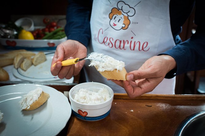 Cesarine: Market Tour & Cooking Class at Local's Home in Venice - Ponte di Rialto and Mercati di Rialto: how you learn to shop like a local