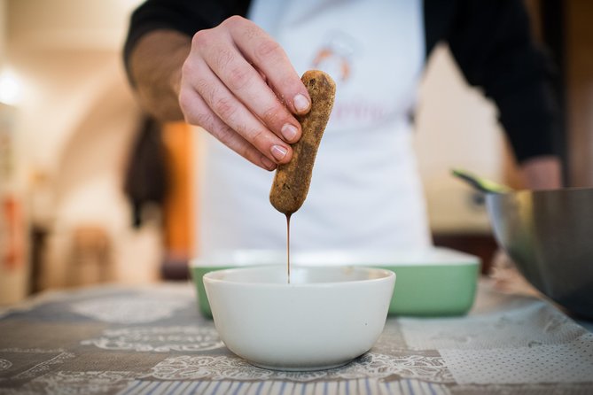 Cesarine: Small Group Pizza and Tiramisu Class in Venice - Hosts, teaching style, and the reality of small apartments