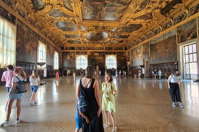 Children tour in Venice - Ponte dei Sospiri, the dramatic bridge pause