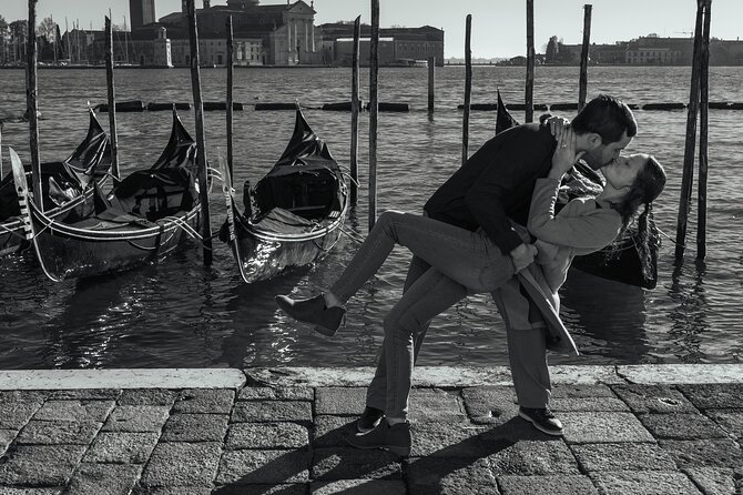 Cinematic Photoshoot in Venice: Capture Venice Hidden Gems - Palazzo Ducale and Ponte dei Sospiri: drama without the long hunt