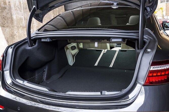 Departure from Piazzale Roma to Venice Airport VCE by Sedan - Who should book this transfer?
