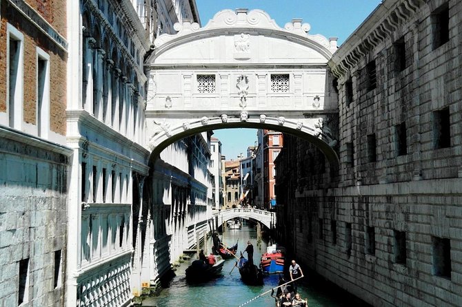 Doge's Palace guided tour and Gondola ride - Collective tour math: gondola capacity, possible splitting, and pacing