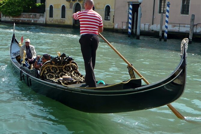 Explore Venice, Dorsoduro, San Marco Sq, Rialto Bridge Tours - The Rialto Bridge area: commerce energy and easy crossing