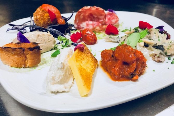 Four-Course Food & Wine Pairing Elegant Dinner in Venice - Inside the setting: private table, but still a live restaurant rhythm