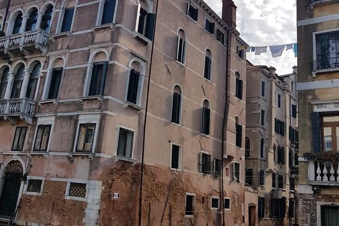 Friendinvenice Cannaregio &Jewish Heritage- private tour - Stop 3: Casa del Tintoretto, Gothic details you can actually spot