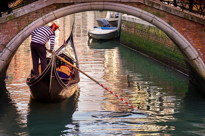 Gondola Ride & Doge's Palace Guided Tour in Venice - Group Size and the Experience Feel (Up to 60)