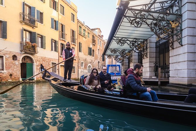 Grand Canal Gondola Experience with Live Commentary™ - St. Mark’s Square Oversight and the End-of-Ride Pause