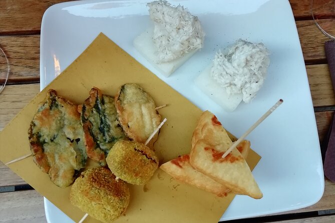 Guided Small Group Kickstart Food Tour of Venice - Canal Grande by gondola traghetto, a short ride with big payoff