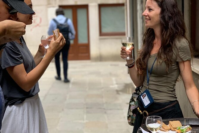 Guided Small Group Kickstart Food Tour of Venice - The hidden courtyard prosecco moment, and how weather changes it