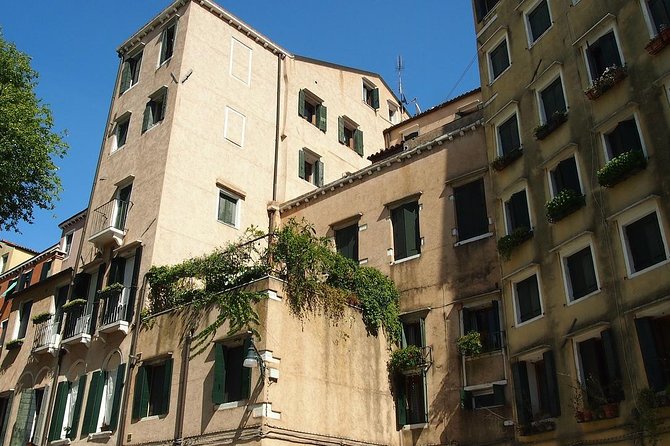 Guided Tour of the Jewish Ghetto in Venice with Cannaregio & Synagogues Visit - Stop 1 at Ghetto Ebraico: Jewush Museum and two synagogues