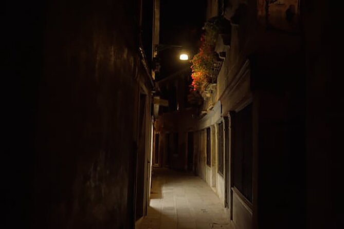 Guided Walking Tour to The Haunted Paths of Venice - A 1-hour haunted walking tour that works at night