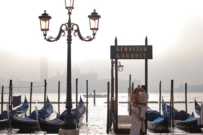 Iconic Photos and Adventure in Venice - Ponte di Rialto: the iconic bridge shots with breathing room
