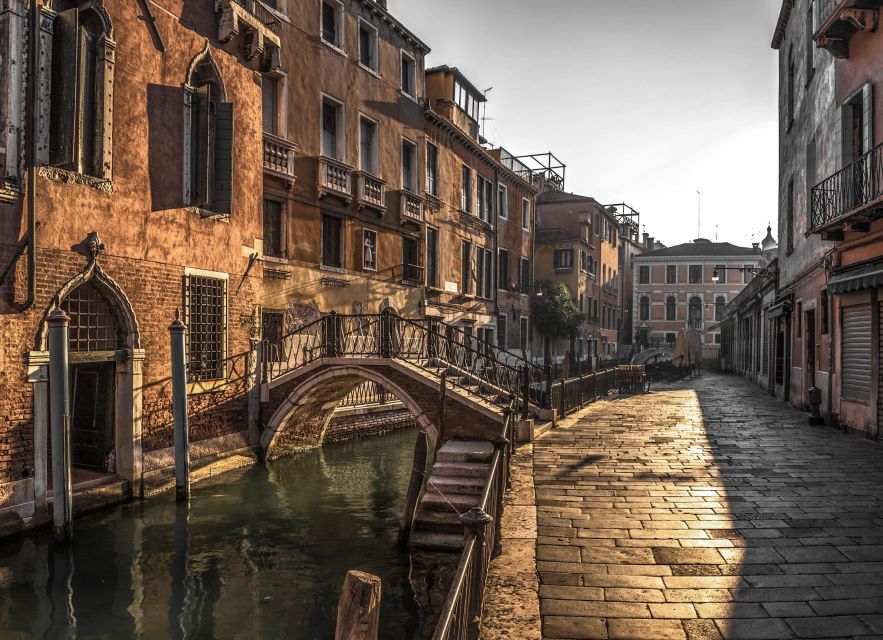 Land and Lagoon - Walking Tour and Gondola Ride - The backstreets between monuments, where Venice turns into a real place