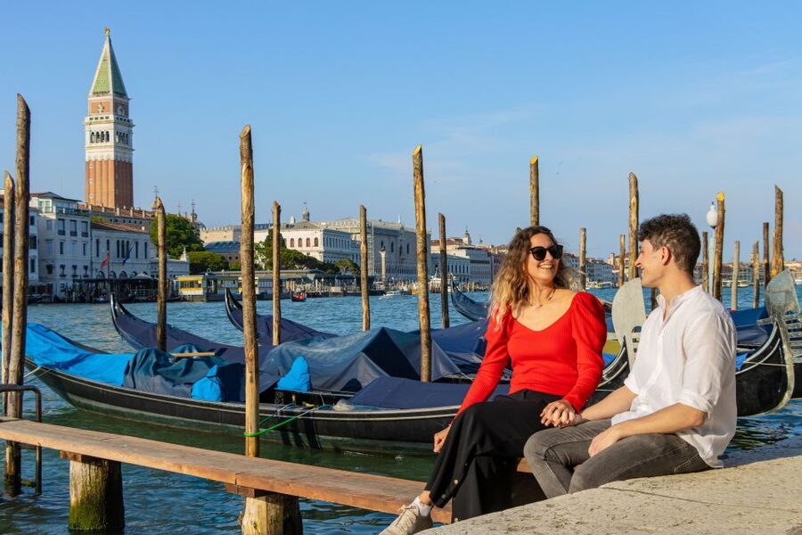 Masked Magic: A Venice Carnaval Photoshoot Experience - Languages, Group Size, and Who This Fits Best