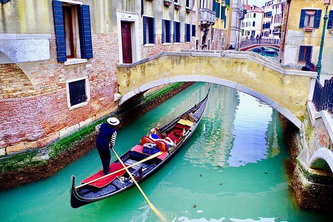 Morning City Walking and Gondola Ride Tour in Venice - Grand Canal on a gondola: what 30 minutes can realistically do