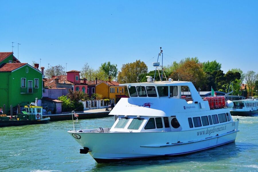 Murano & Burano: Boat Tour with Guide & Glass Factory Visit - Burano Color Houses and Lace Shops: Your Own Stroll