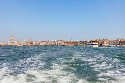 Murano & Burano Guided Tour by Private Boat with Glassmaking