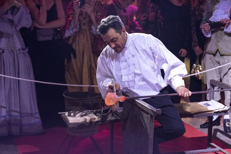 Murano: Glass Blowing Demonstration with Optional Drinks - The 25-minute show: history first, then the heat