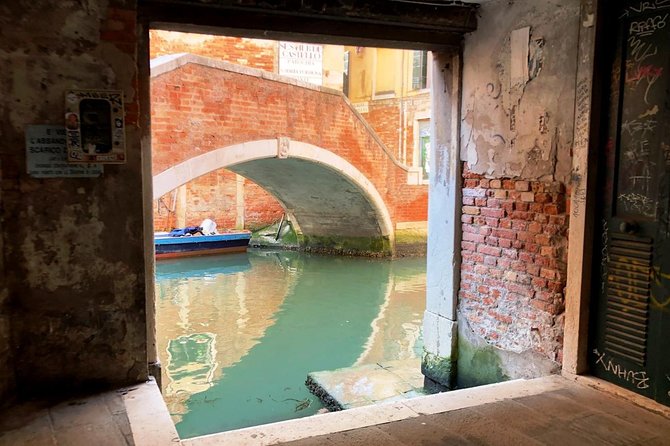 One-Day Venice: Skip-the-Line St. Mark’s Basilica, Walk & Gondola - Grand Canal context: why a canal tour without narration still works