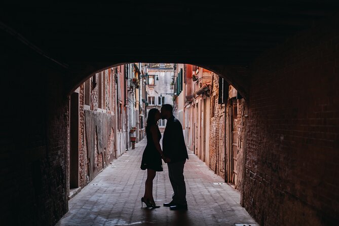 Photo shoot in Venice - Finding the Meeting Point: Calle della Carità, 1050