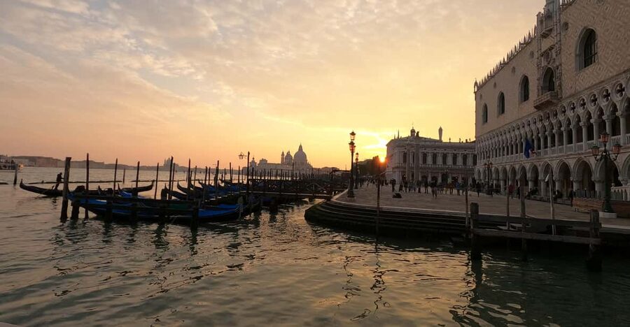 Photo with a professional photographer in Venice - What this 1-hour Venice photo tour really does for you