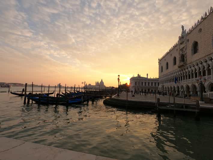 Photo with a professional photographer in Venice - Rialto Bridge in 60 minutes: what to expect at the iconic stop