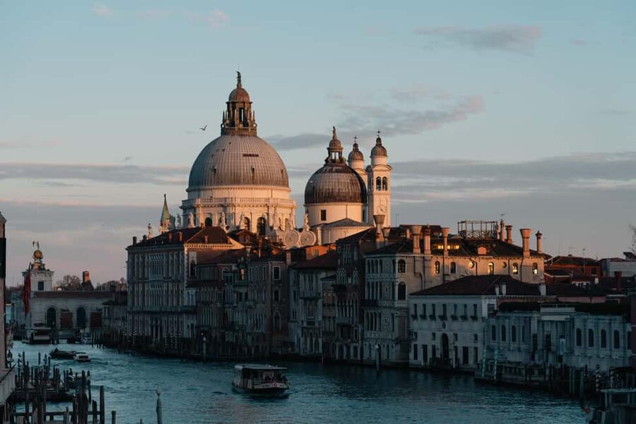 Photo workshop in Venice with a local photographer! - Golden hour photo coaching for camera and iPhone