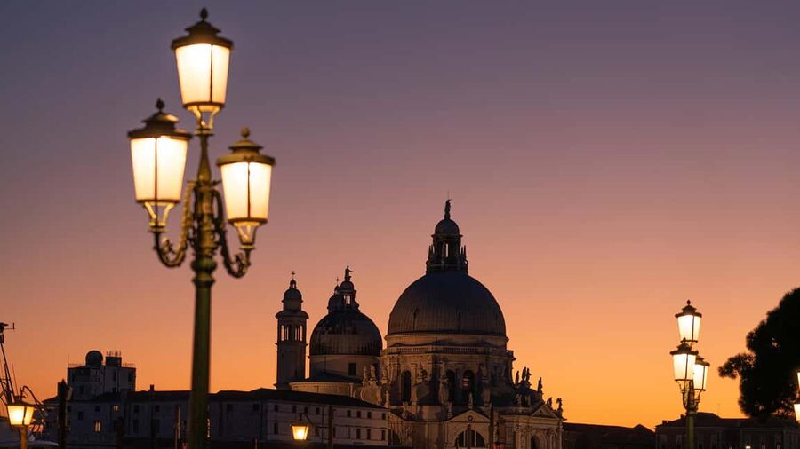 Photo workshop in Venice with a local photographer! - Learning to shoot with reflections and water without getting lost
