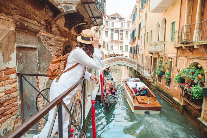 Photographer, Professional Photo shoot - Venice - Who this is best for: couples, families, birthdays, and proposals