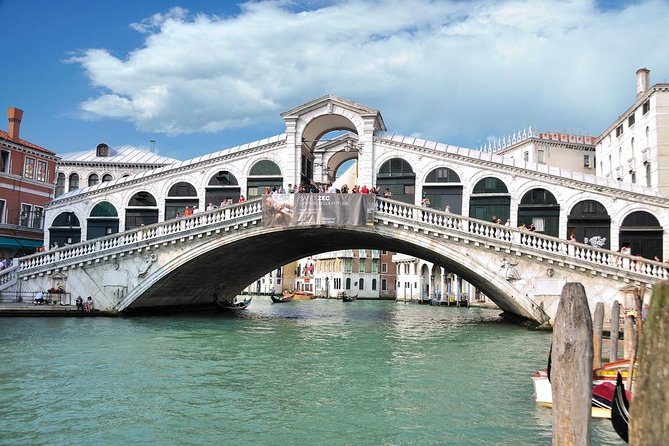 Private Cruise: Venice Viewed by the Water with 3-Course Dinner - The dinner plan: 3 courses plus wine and mineral water