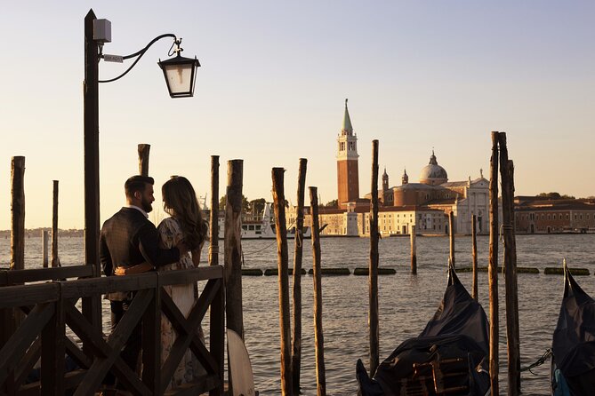 Private Gondola Ride and Photoshoot - Where the Shoot Starts: Colonna di San Todaro, Piazza San Marco