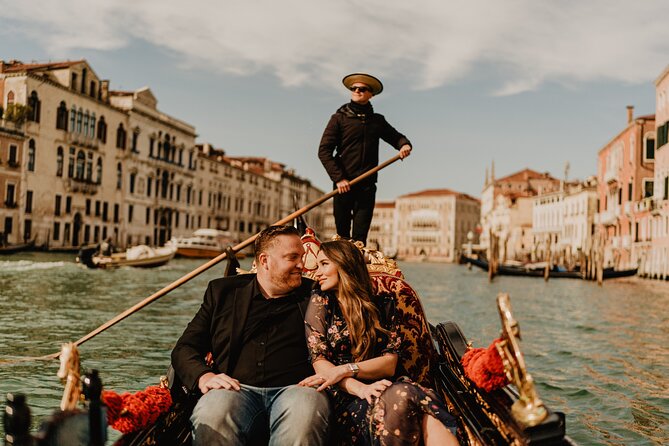 Private Gondola Ride with Professional Photographer in Venice - Where you meet and how the session flows
