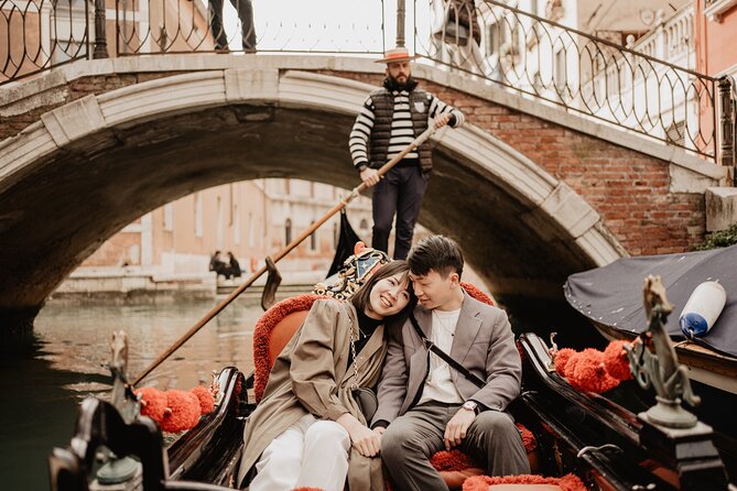 Private Gondola Ride with Professional Photographer in Venice - Rialto Bridge option: classic architecture with practical shooting angles