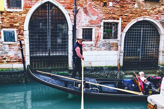Private Gondola Ride with Serenade in Venice - Price and value for a private gondola up to 3
