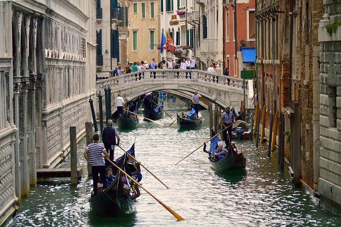 Private Gondola Serenade with Music - How the private gondola serenade works (and what you should expect)