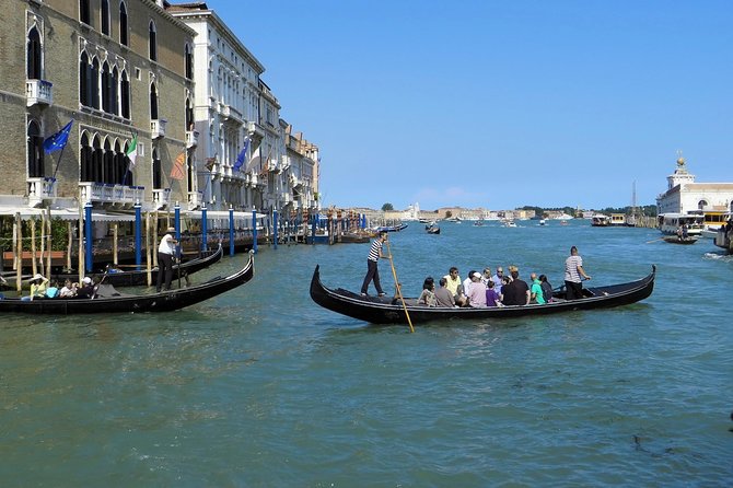 Private Gondola Serenade with Music - Little details that make it feel like a real occasion