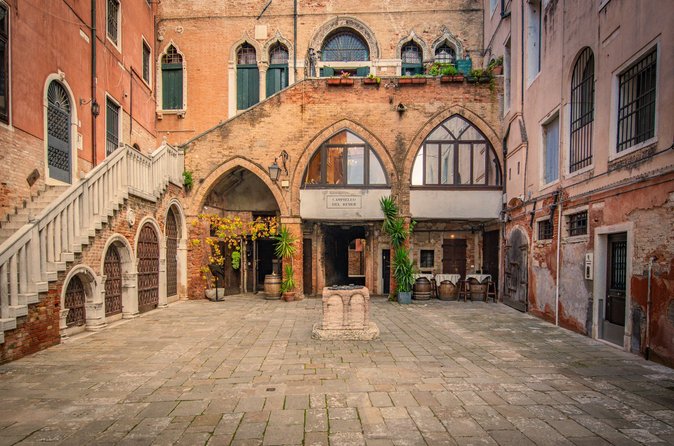 Private overview of Venice: 2-hour guided walking tour - Scala Contarini del Bovolo and the Palazzo Fortuny viewpoints