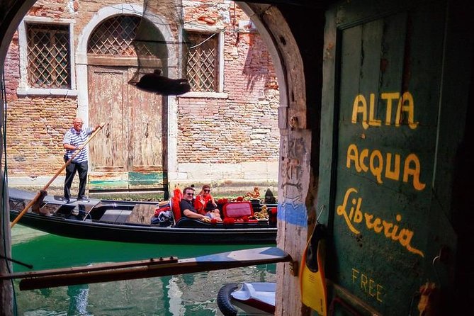 Private tour for families with children in Venice - San Giacomo di Rialto and the mask-painting workshop