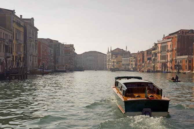 Private Tour: Venice Grand Canal Evening Boat Tour - Comfort, sound, and photo tips for a motorboat evening