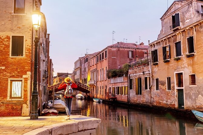Private Venice Tour with a Local, Highlights & Hidden Gems, 100% Personalised - Secret canal-side pier for postcard Rialto views